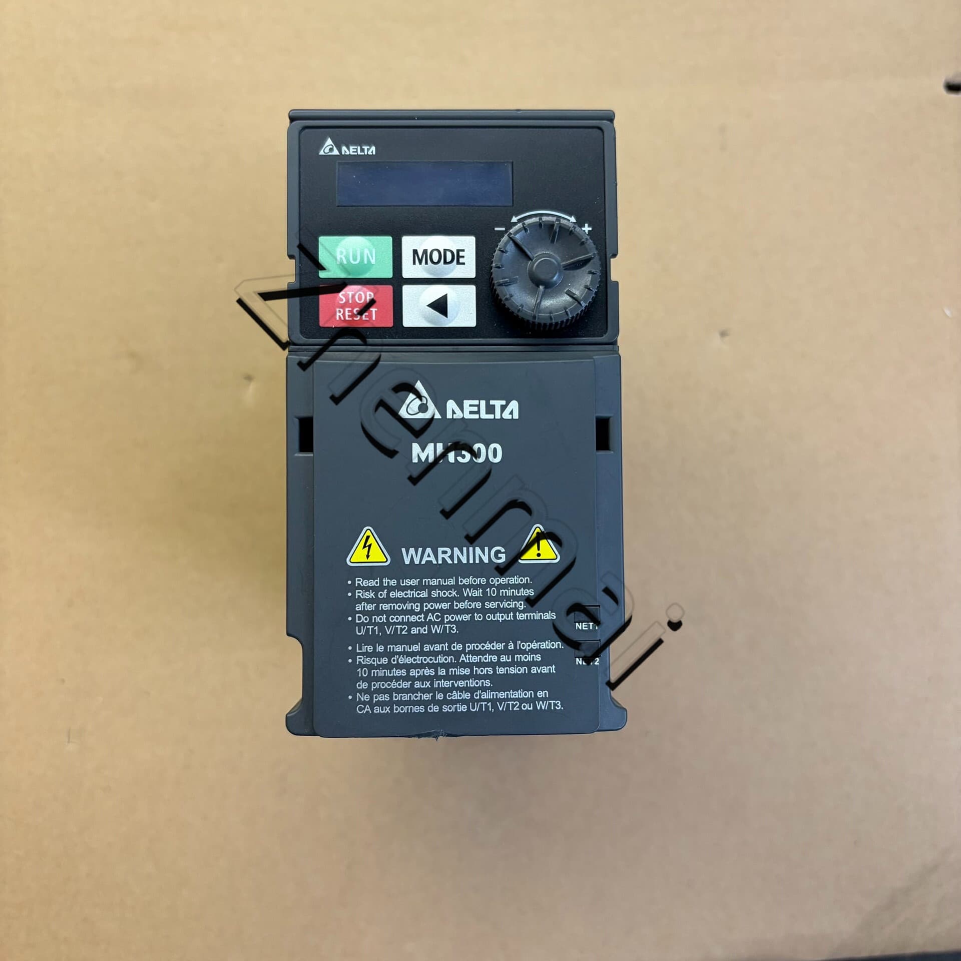 100%-ban vadonatúj eredeti és eredeti Delta VFD2A8MH21ANSAA 0,4KW 220V Frekvenciaváltók Hajtás szervo motor