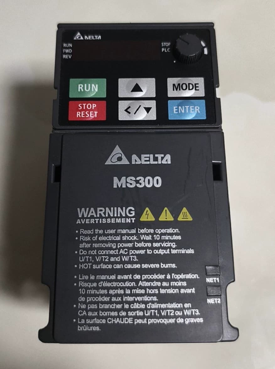 100%-ban vadonatúj eredeti és eredeti Delta VFD2A8MS23ANSAA 220V/0.4KW Frekvenciaváltók Hajtás szervomotor