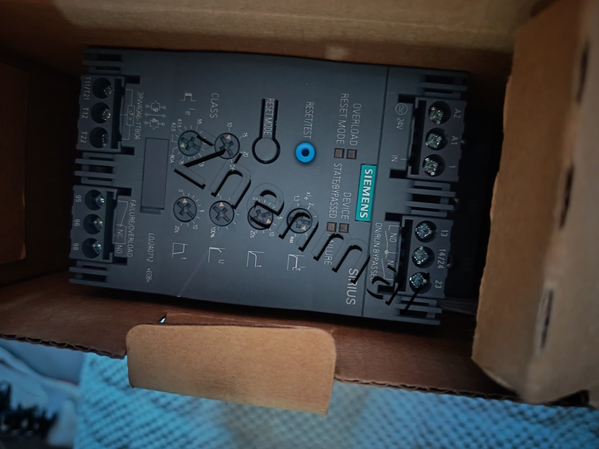 Vadonatúj, eredeti, gyárilag közvetlen Siemens 3RW4046-1TB04 lágyindító SIRIUS SOFT STARTER