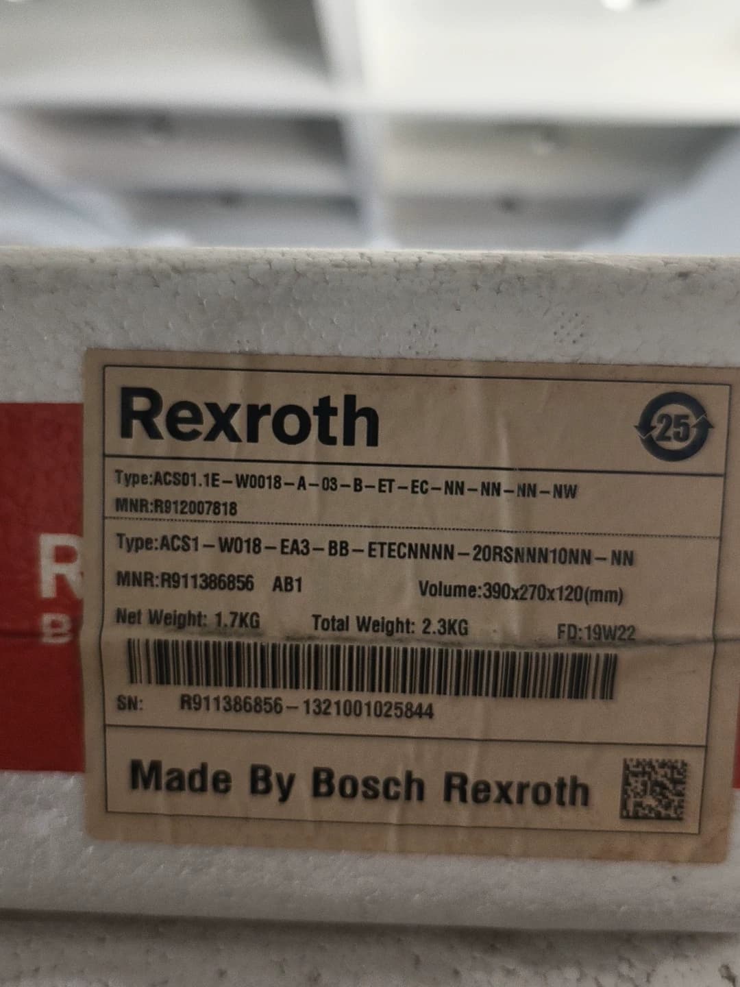 Vadonatúj eredeti Bosch Rexroth szervomotor ACS1-WO18-EA3-BB-ETECNNNN-20RSNNN10NN-NN szervomotor gyors szállítás