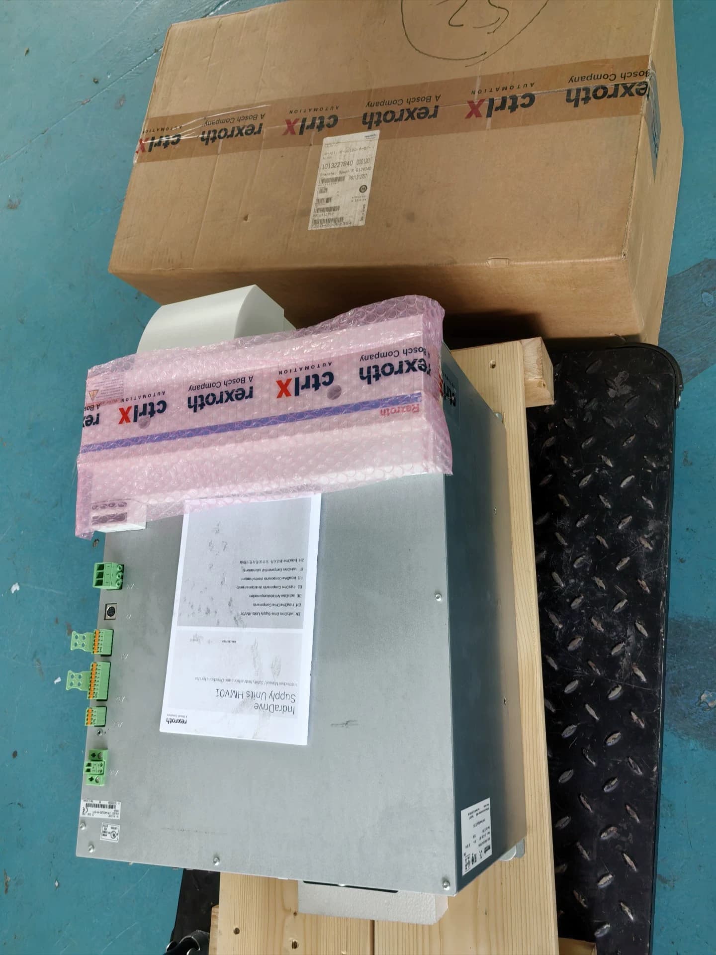 Vadonatúj eredeti Bosch Rexroth szervomotor HMV01.1R-W0120-A-07-NNNN szervomotor gyors szállítás