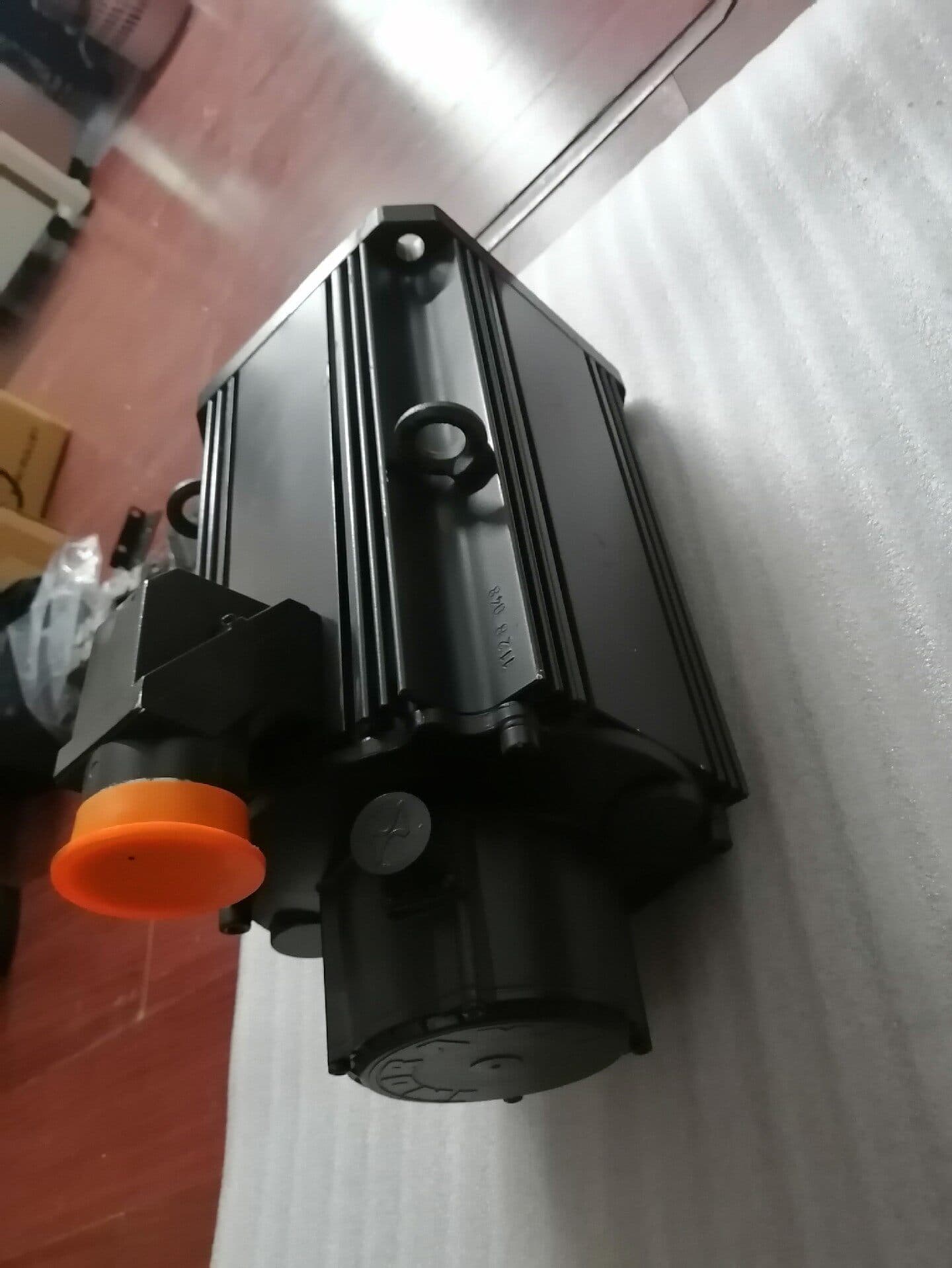 Vadonatúj eredeti Bosch Rexroth szervomotor MKD112B-048-KG2-BN szervomotor gyors szállítás