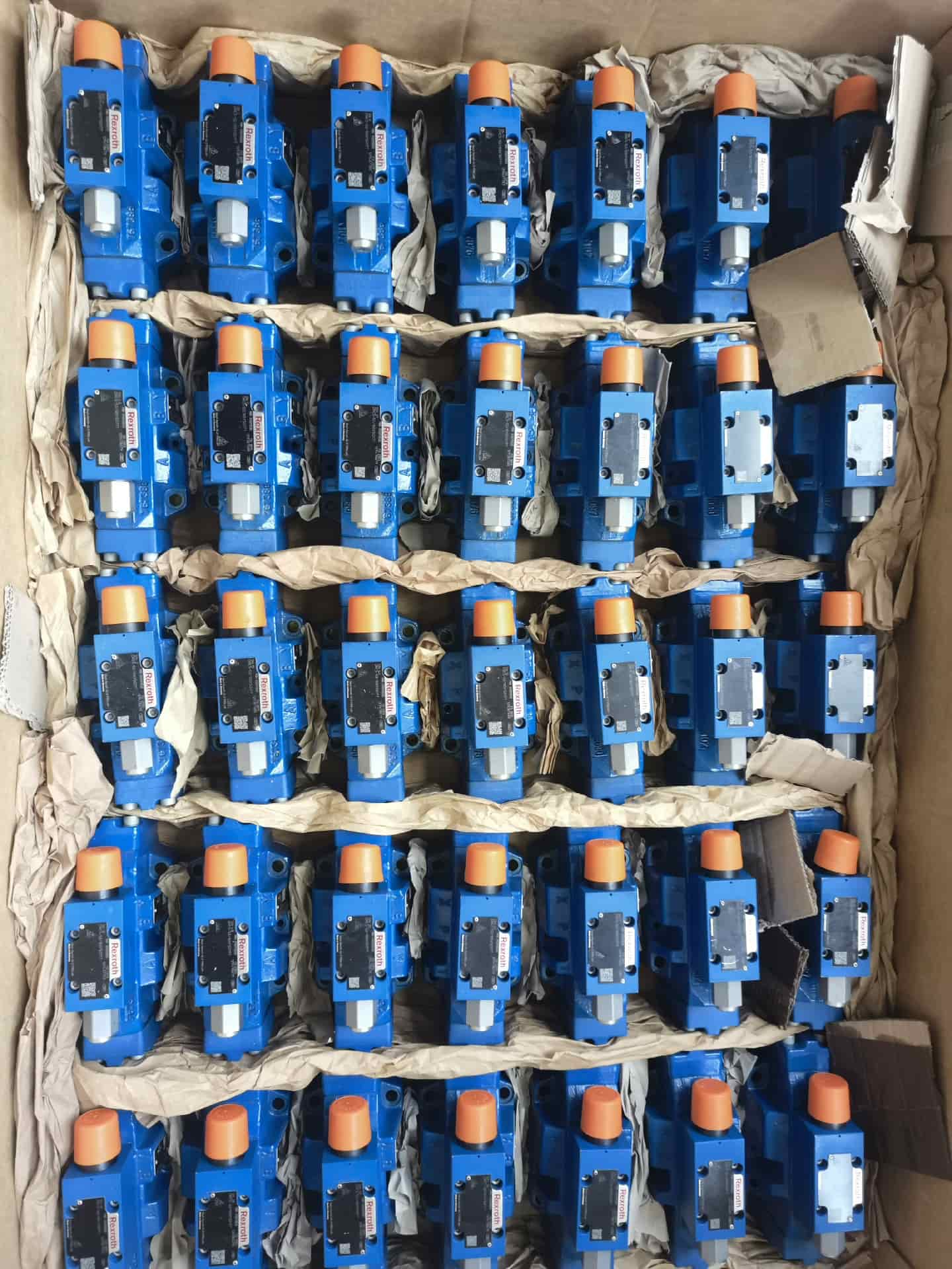 Vadonatúj eredeti Bosch Rexroth szervohajtás Nyomáscsökkentő szelep 4WREE10E75-2X/G24K31/F1V szervomotor gyors szállítás