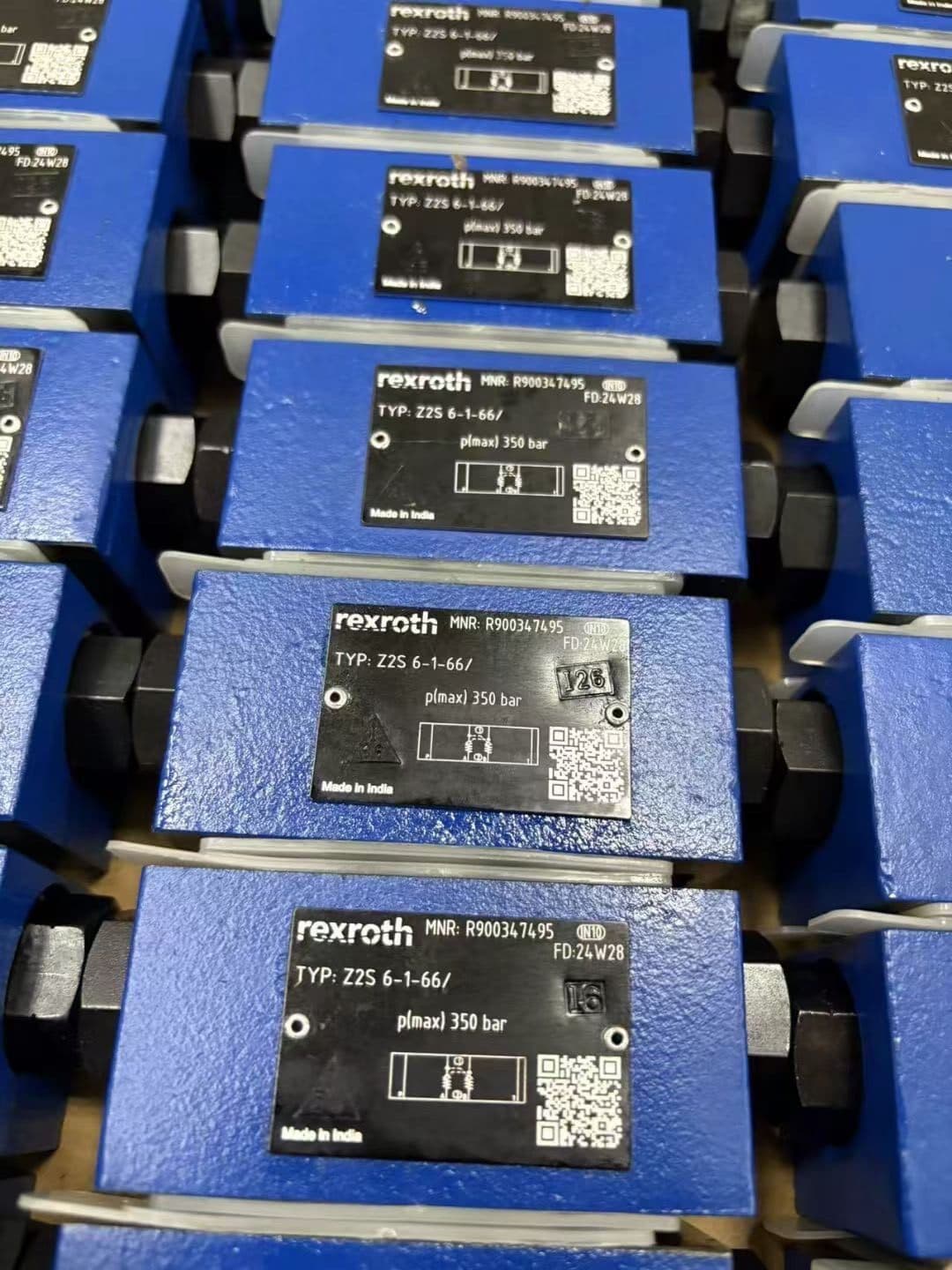 Vadonatúj eredeti Bosch Rexroth szervo hajtás arányos szelep 4WRA6W30-2X/G24K4/V szervomotor gyors szállítás