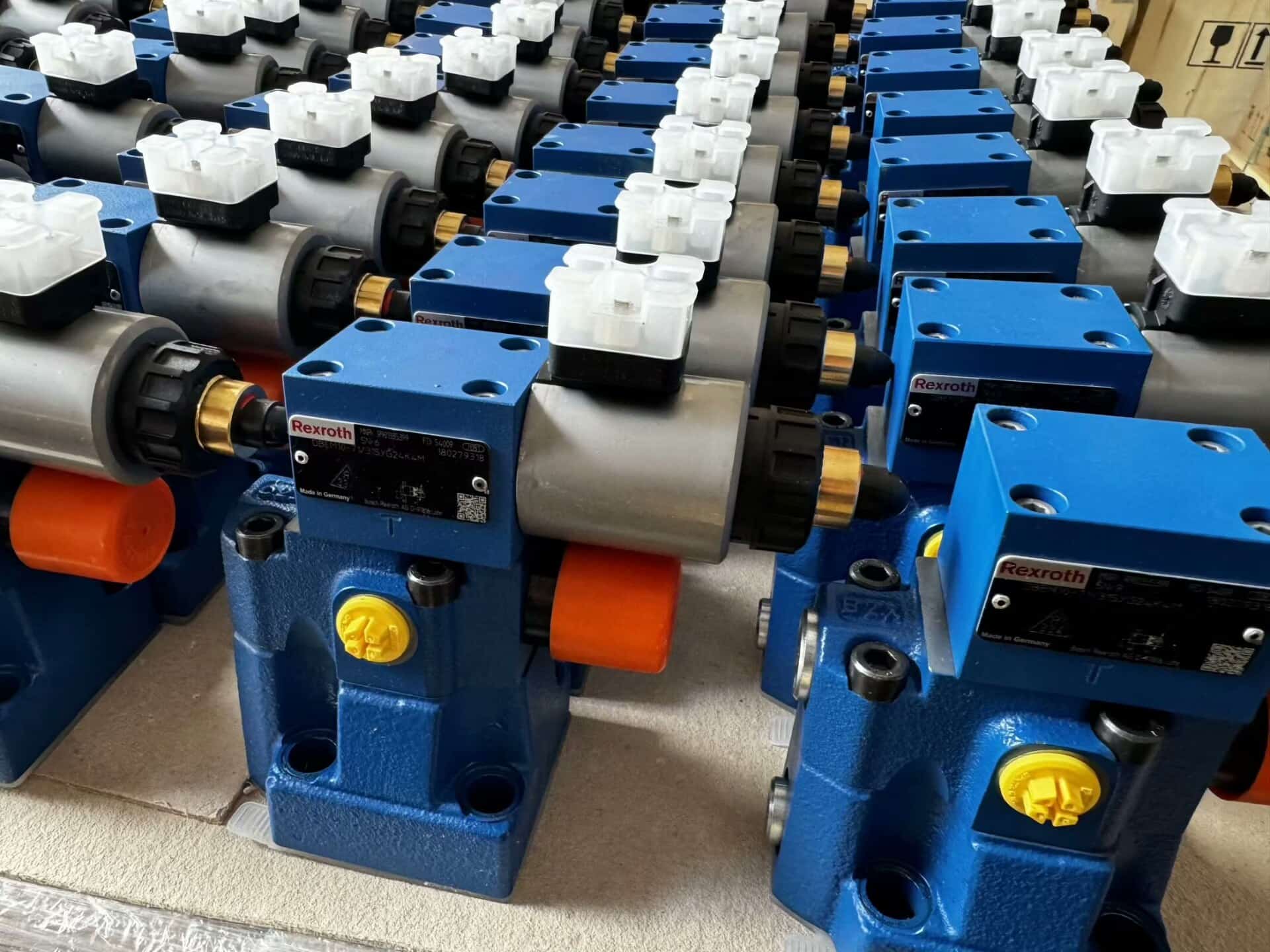 Vadonatúj eredeti Bosch Rexroth szervohajtás, arányos szelep 4WRAE10W60-2X/G24K31/A1V szervomotor gyors szállítás
