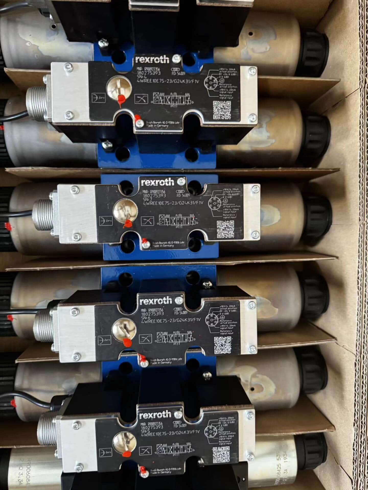 Vadonatúj eredeti Bosch Rexroth szervo hajtás arányos szelep 4WRTE10V1-50L-4X/6EG24ETK31/A1M szervomotor gyors szállítás