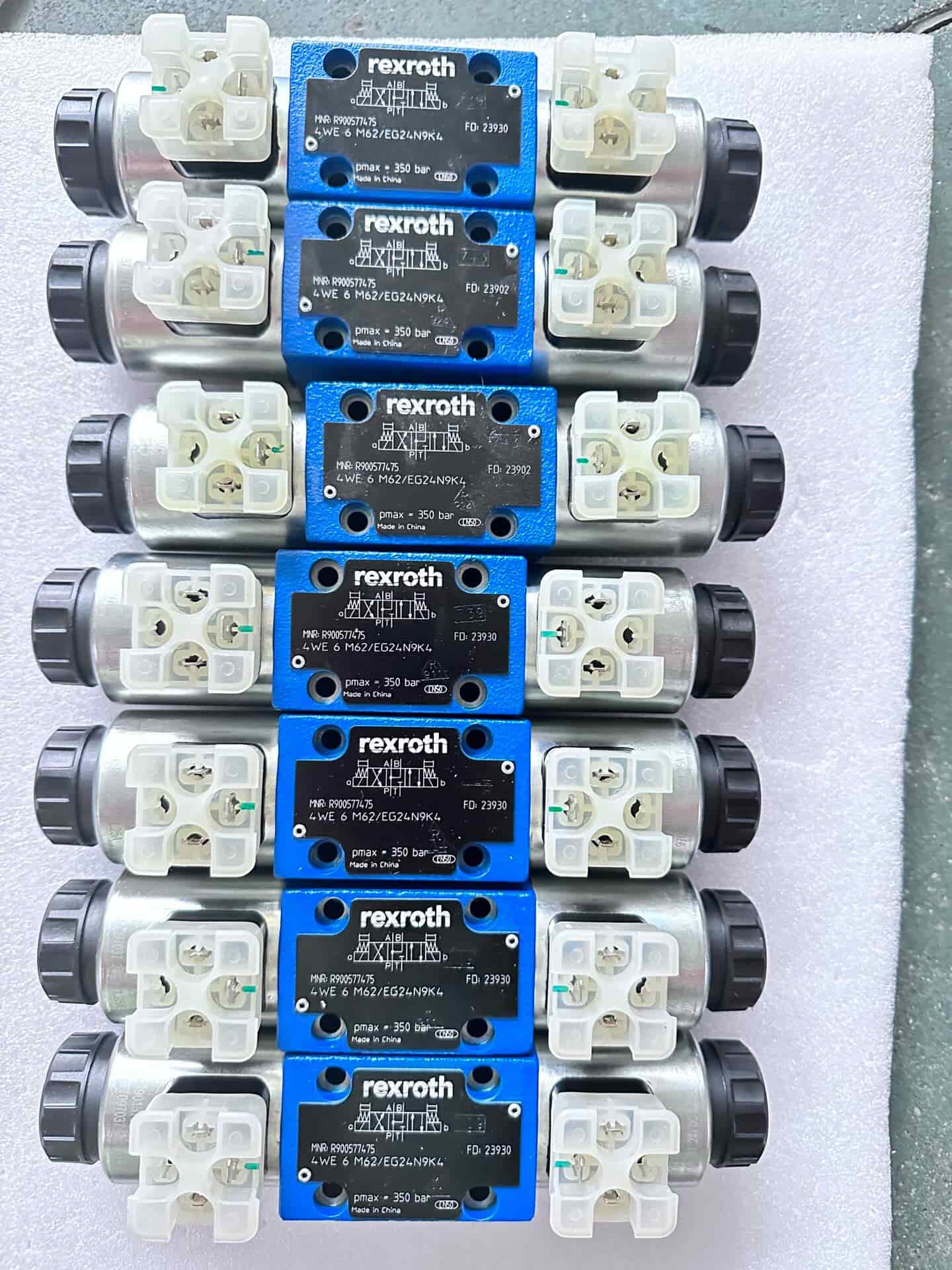 Vadonatúj eredeti Bosch Rexroth szervo hajtás arányos szelep 4WRTE25W8-350L-4X6EG24EK31F1M szervomotor gyors szállítás