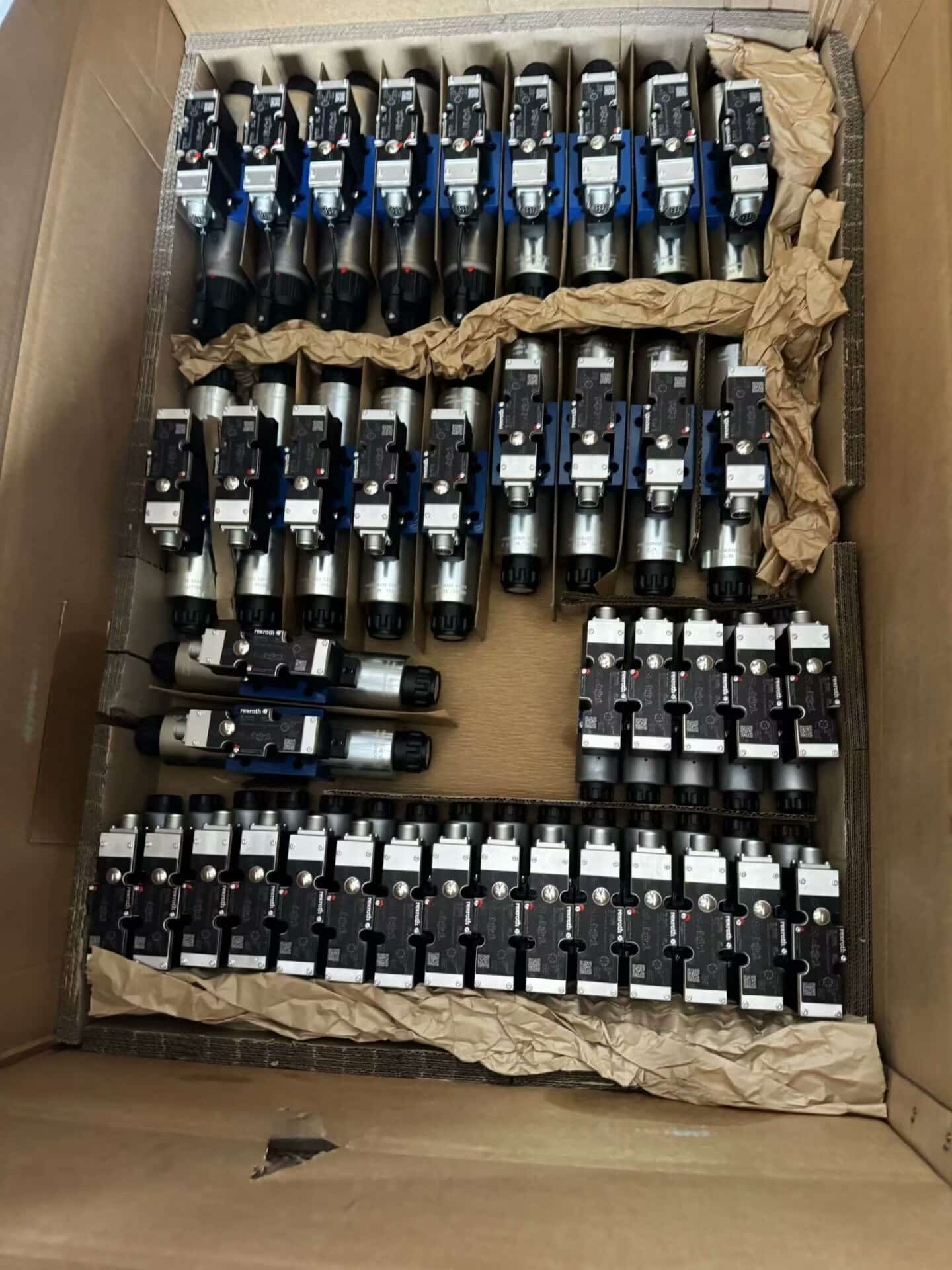 Vadonatúj eredeti Bosch Rexroth szervo hajtás arányos szelep 4WRZE10W9-85-7X/6EG24N9ETK31/F1D3M szervomotor gyors szállítás