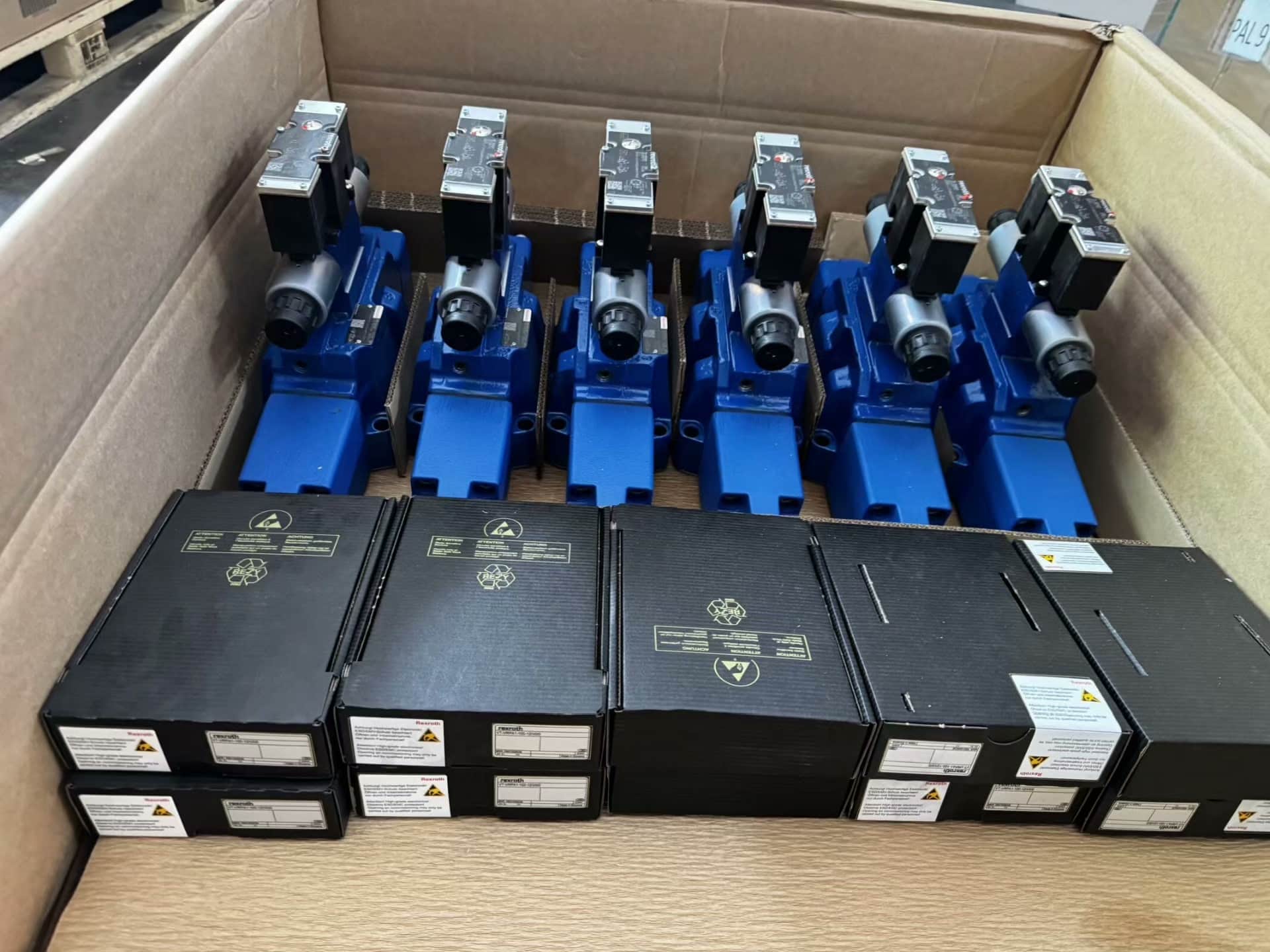 Vadonatúj Eredeti Bosch Rexroth szervo hajtás arányos szelep4WRZE32W8-520-7X/6EG24N9K31/F1D3M szervomotor gyors szállítás